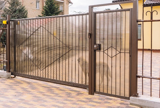 Купить ворота из профлиста с элементами ковки, с металлическими столбами в рамке или под дерево в Касимове от 155311 руб